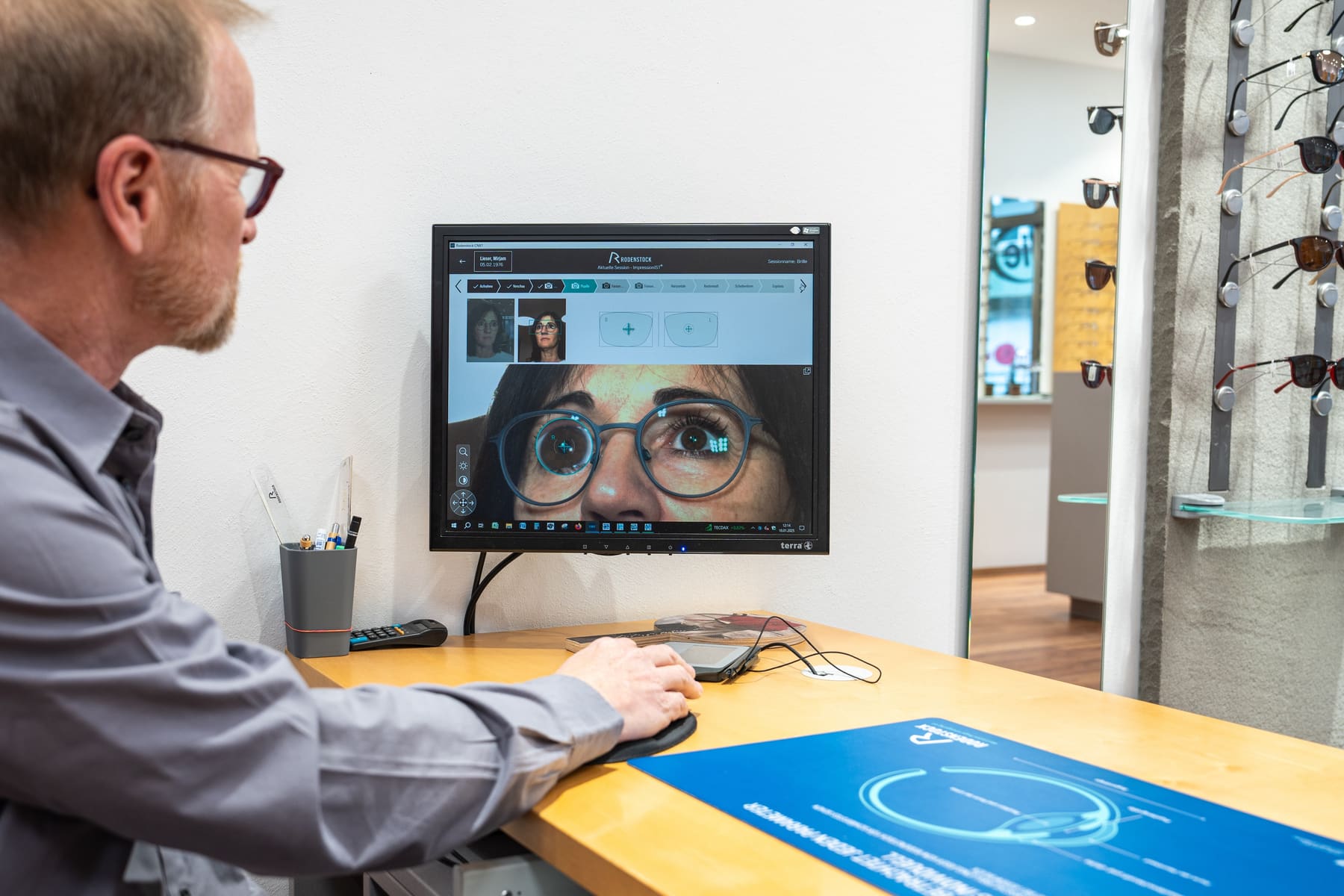 Augenoptiker berät eine Kundin am DNEye® Scanner bei Die Brille Dömer