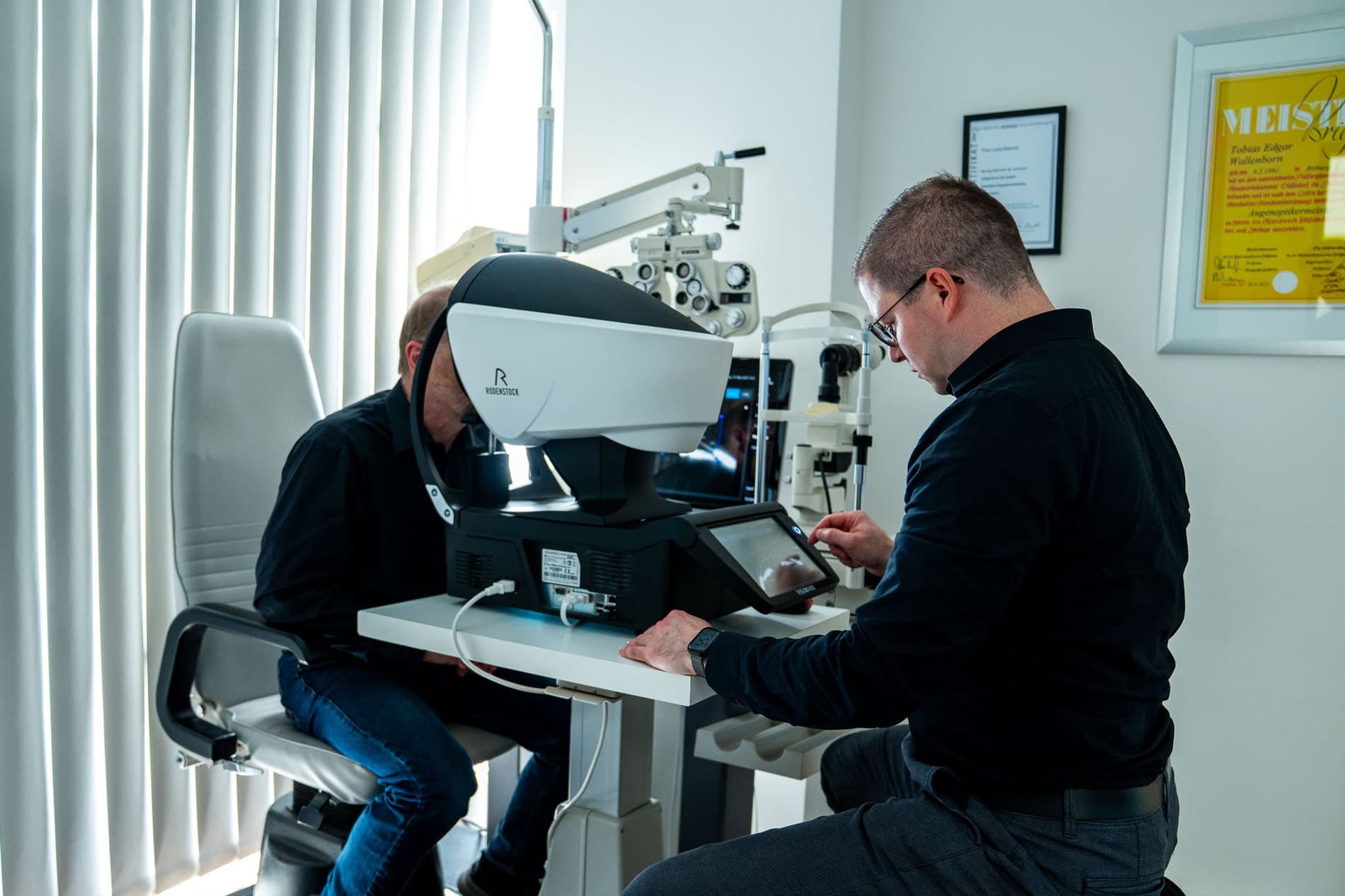 Augenoptiker führt einen DNEye-Hightech-Sehtest bei Die Brille Dömer durch