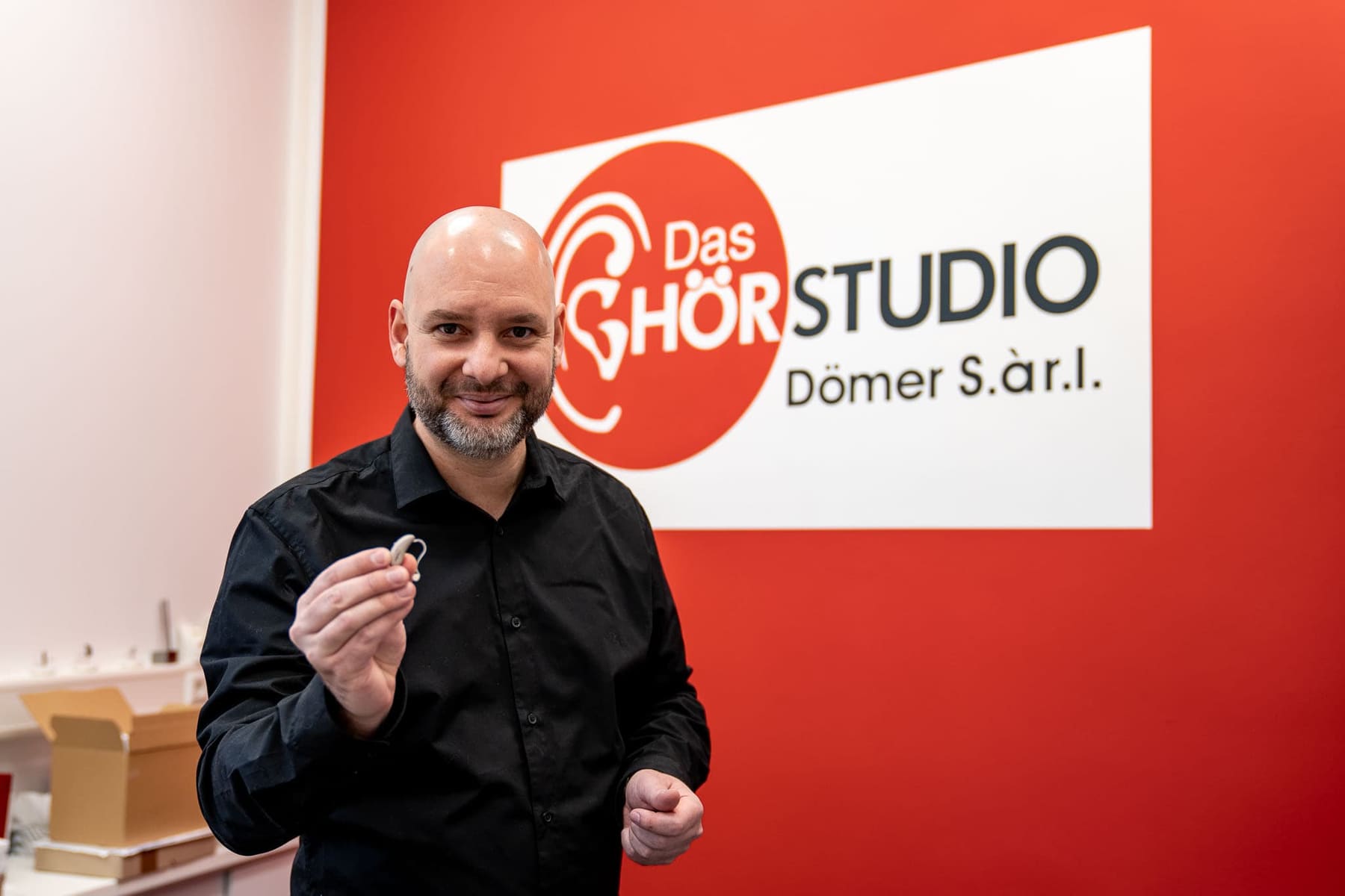 Hörgeräteakustiker beim Hausbesuch des Hörstudio Dömer