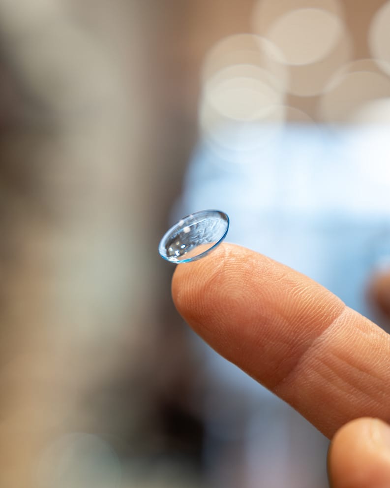 Gleitsicht-Kontaktlinse auf einem Finger bei Die Brille Dömer