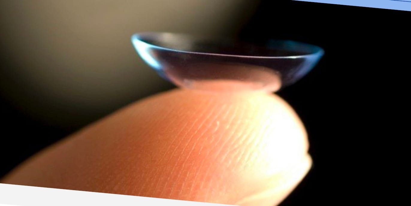 Kontaktlinse auf einer Fingerspitze bei Die Brille Dömer