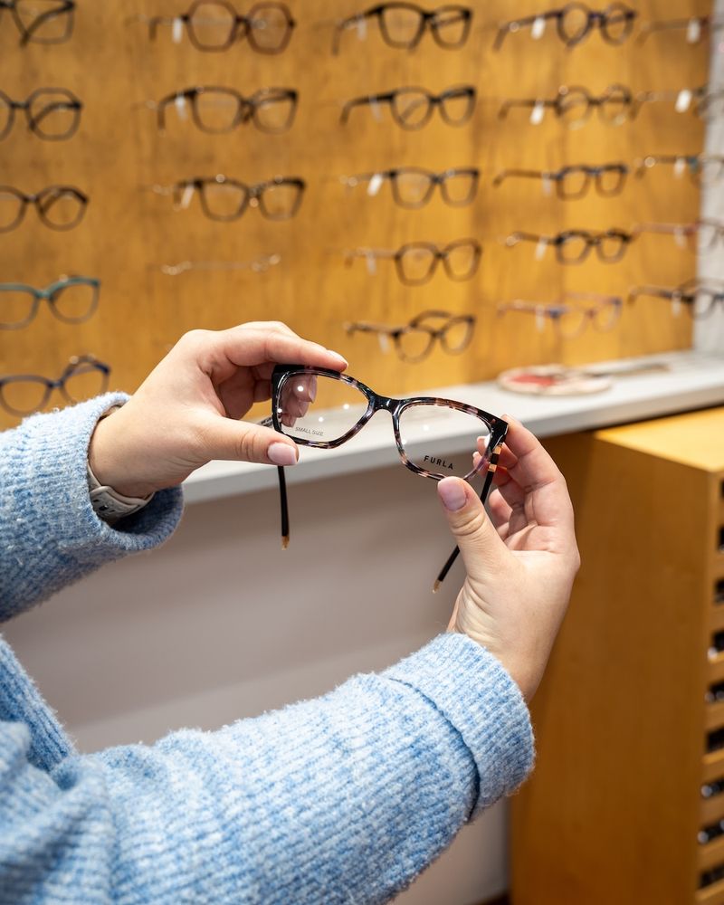 Kundin probiert eine Brille bei Die Brille Dömer