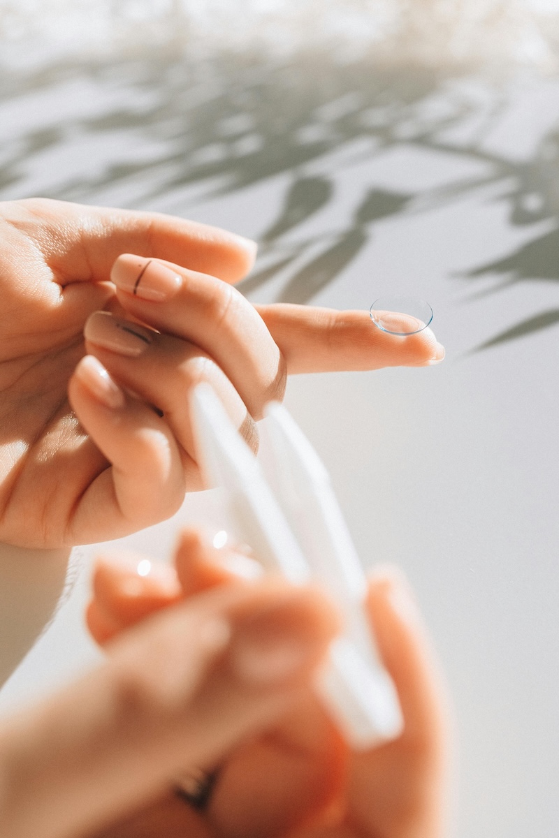 Kontaktlinse auf einer Fingerspitze