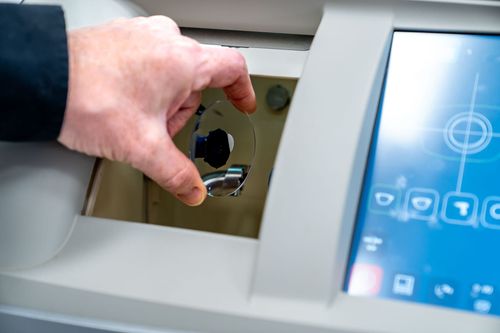 Augenoptiker bei der Qualitätsmessung in der Meisterwerkstatt