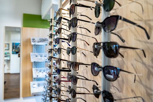 Auswahl an Sonnenbrillen bei Die Brille Dömer